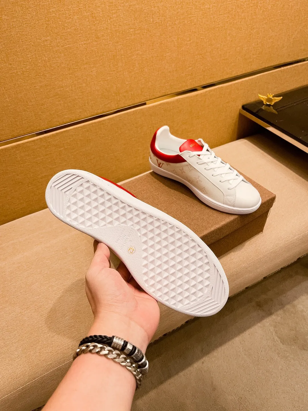 Men's shoes💰 380💰🔥[LV]🔥Louis Vuitton, high-end men's shoes brand, official website 1:1 latest masterpiece: the upper is made of Italian imported first-layer cowhide with a comfortable and breathable lining➕original non-slip and wear-resistant outsole🔥, making walking more convenient and comfortable! An exclusive new model, a stunning work, a beautiful 1:1 replica [color] compared to the official quality! Create a fashionable personality to set off your uniqueness! A must-have for trendy men! Classic🔥Size: 38-44 Color: 🔥Multiple colors available🔥